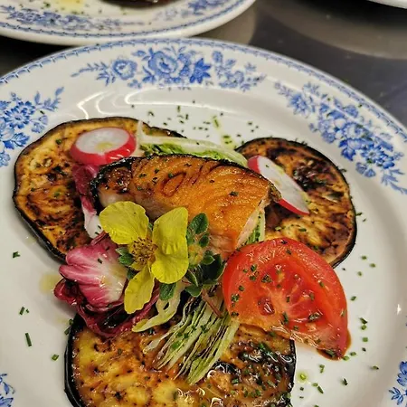 Chasa De Capol - Historische Gaststaette & Weinkellerei Hotel