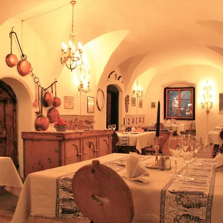 Chasa De Capol - Historische Gaststaette & Weinkellerei