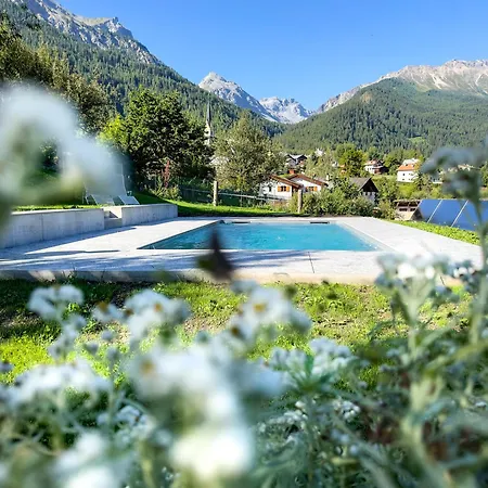 Chasa De Capol - Historische Gaststaette & Weinkellerei Hotel