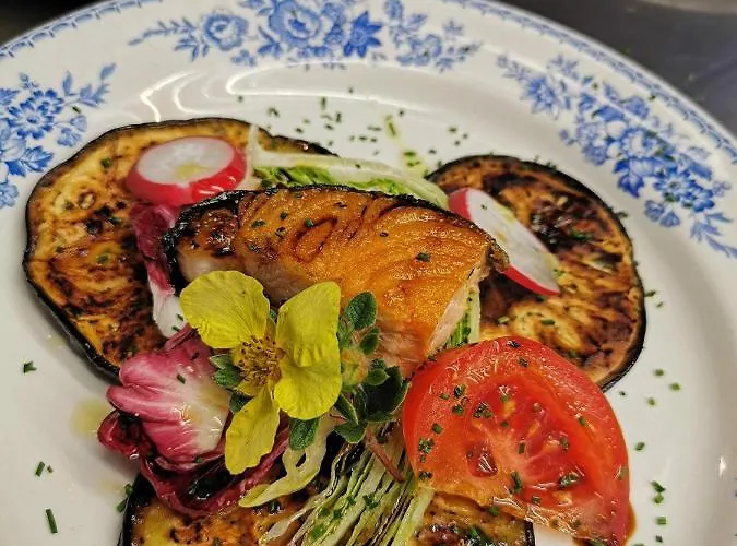 Chasa De Capol - Historische Gaststaette & Weinkellerei Szálloda