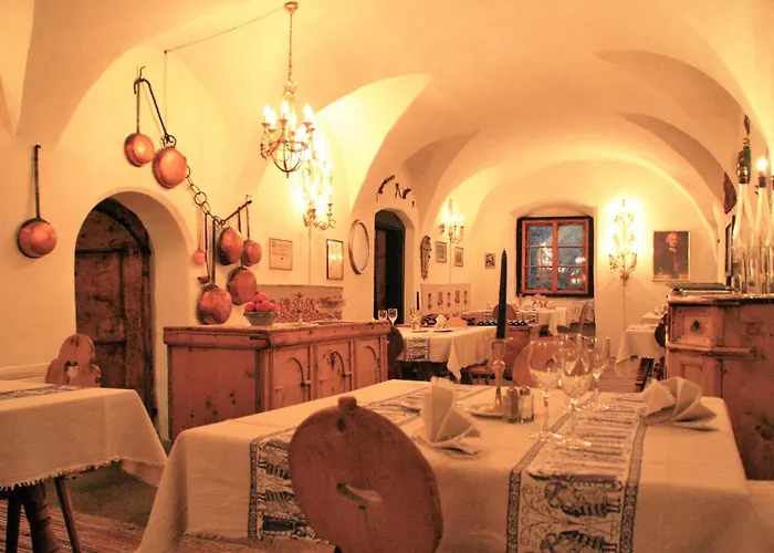 Chasa De Capol - Historische Gaststaette & Weinkellerei