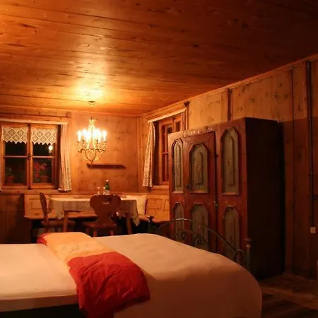 Chasa De Capol - Historische Gaststaette & Weinkellerei ホテル サンタ・マリア・ヴァル・ミュシュタイアー