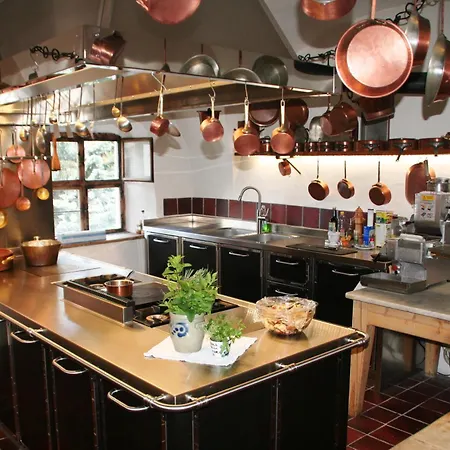 Chasa De Capol - Historische Gaststaette & Weinkellerei ホテル