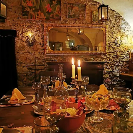 ホテル Chasa De Capol - Historische Gaststaette & Weinkellerei