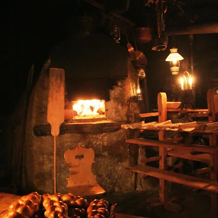 호텔 Chasa De Capol - Historische Gaststaette & Weinkellerei 3*