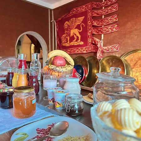 Chasa De Capol - Historische Gaststaette & Weinkellerei 호텔