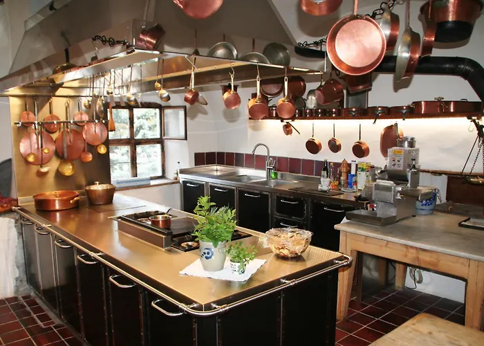 Chasa De Capol - Historische Gaststätte&weinkellerei Hotel