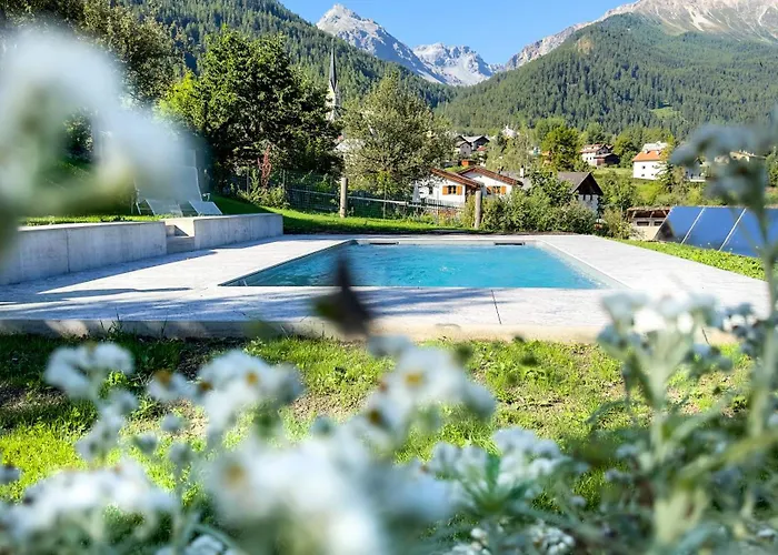 Chasa De Capol - Historische Gaststätte&weinkellerei Hotel